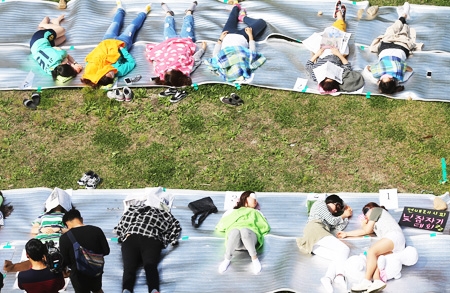 Rất đ&ocirc;ng sinh vi&ecirc;n tham gia cuộc thi ngủ s&acirc;u do tr