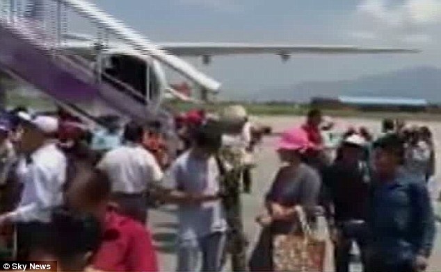 Cảnh hỗn loạn tại s&acirc;n bay Kathmandu khi trận động 