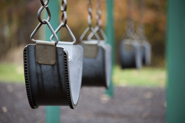 Người mẹ đ&atilde; đẩy x&iacute;ch đu cho con h&agrave;ng giờ liền 