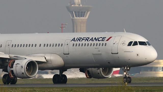 Một m&aacute;y bay của h&atilde;ng h&agrave;ng kh&ocirc;ng Air France
