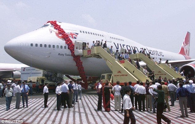 Hai tiếp vi&ecirc;n h&agrave;ng kh&ocirc;ng của h&atilde;ng Virgin Atlantic 