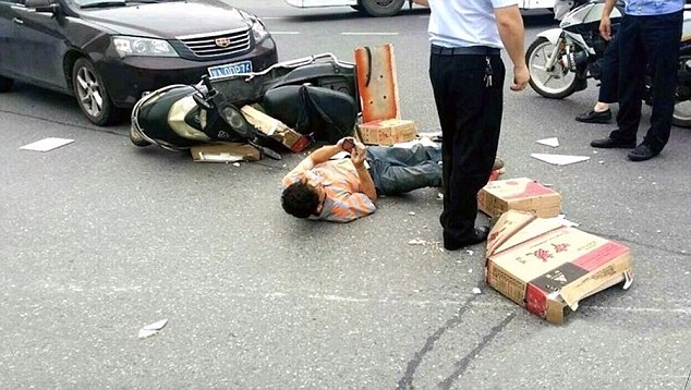 Ng&atilde; vật giữa đường, người l&aacute;i xe m&aacute;y vẫn nằm chơi 