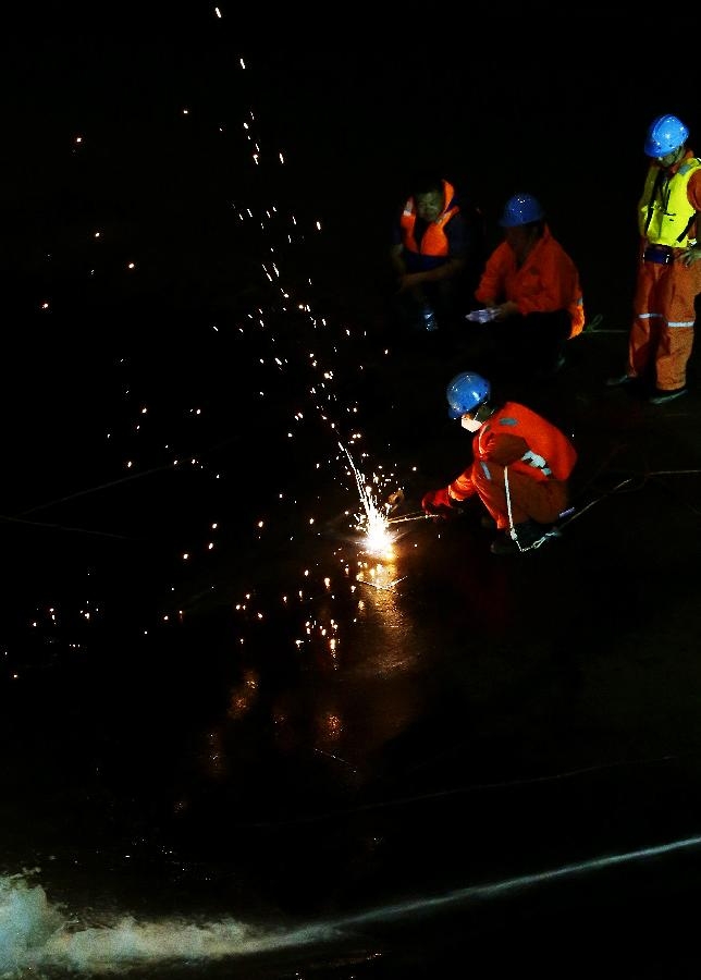 Đội cứu hộ cắt phần đ&aacute;y t&agrave;u để tiếp cận b&ecirc;n trong