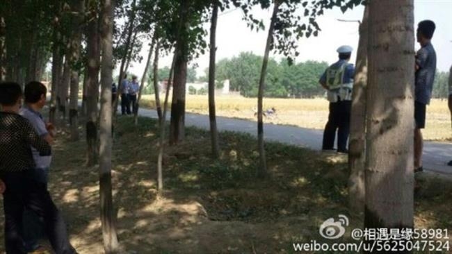 Cảnh s&aacute;t c&oacute; mặt tại hiện trường sau khi hai người 