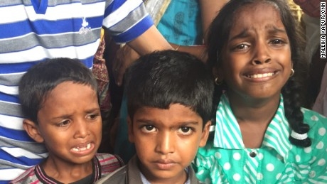 Nhiều đứa trẻ mất cha v&igrave; vụ ngộ độc rượu vừa qua