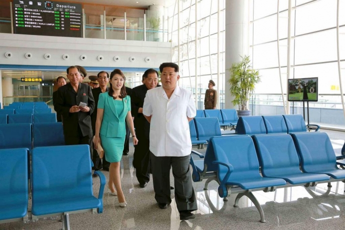 Chủ tịch Triều Ti&ecirc;n Kim Jong Un c&ugrave;ng phu nh&acirc;n tới 