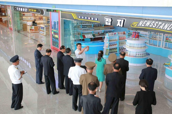 Nh&agrave; ga c&oacute; 12 quầy check-in, một cửa h&agrave;ng quần &aacute;o, 
