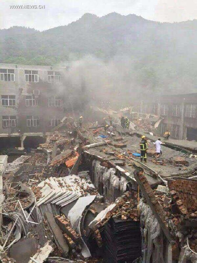 Hiện trường vụ sập nhà máy sản xuất giày