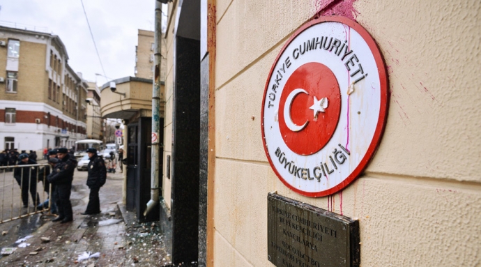 Người biểu t&igrave;nh n&eacute;m trứng, c&agrave; chua v&agrave;o Đại sứ qu&aacute;n