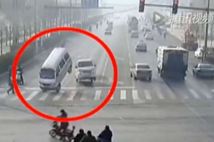 H&igrave;nh ảnh ba &ocirc; t&ocirc; đột nhi&ecirc;n bị nhấc bổng phần đu&ocirc;i