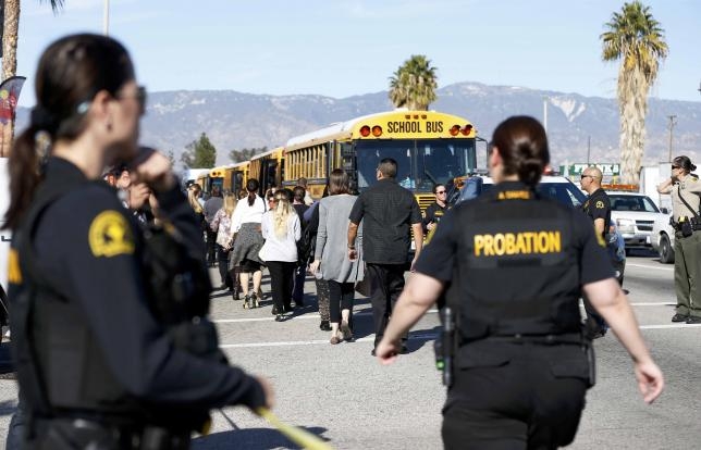 Cảnh s&aacute;t sơ t&aacute;n người d&acirc;n gần khu vực bị tấn c&ocirc;ng 