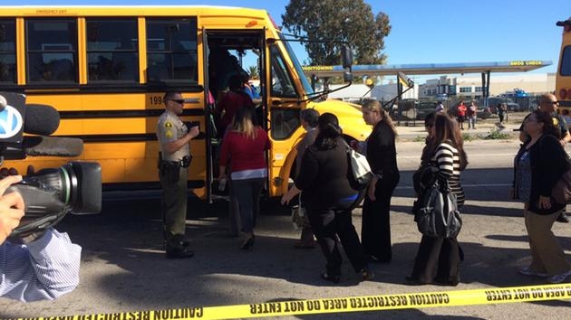 Người d&acirc;n được đưa tới nơi an to&agrave;n bằng xe bus trư