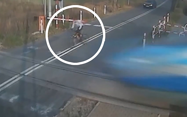 Khoảnh khắc người đi xe chuẩn bị t&agrave;u đ&acirc;m, hất văng