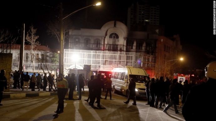 Cảnh sát tại Đại sứ quán cho biết, nhiề