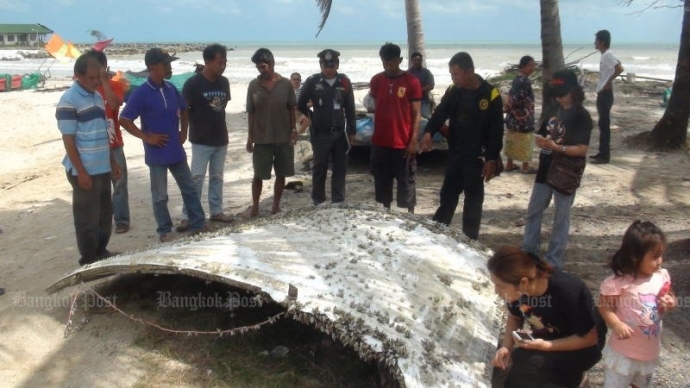 Mảnh vỡ kim loại h&igrave;nh cong, bị h&agrave;u b&aacute;m đầy