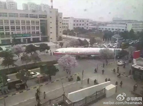 Máy bay quay đầu gây tắc nghẽn giao thông.