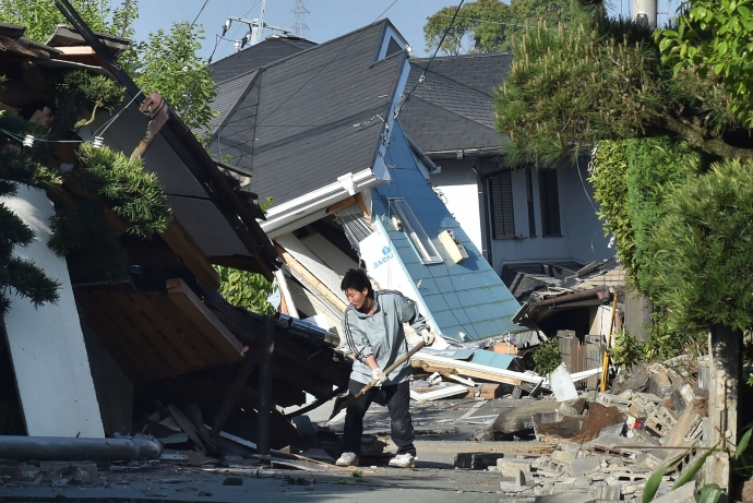 Một người d&acirc;n kh&ocirc;ng đợi cứu hộ m&agrave; tr