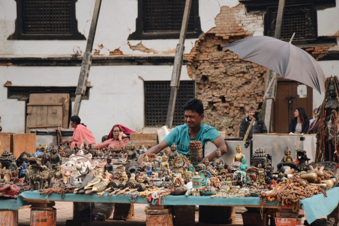 Giữa những toà nhà đổ nát, người dân 