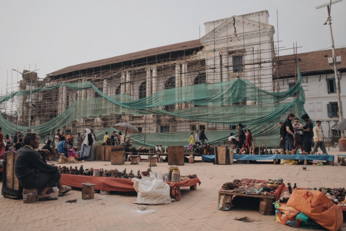 Hoạt động thường ngày tiếp diễn song so