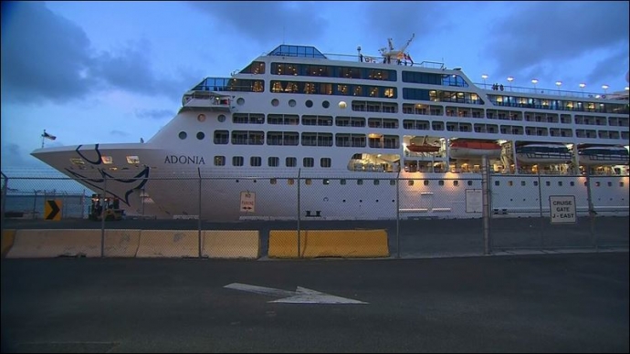 Tàu hành trình Adonia chở 700 hành khách đa