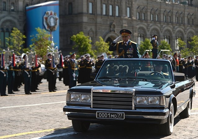 Xe chở Bộ trưởng Bộ Quốc ph&ograve;ng tiến v&agrave;o Quảng trườ