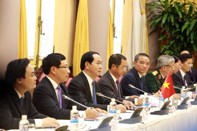 Ph&iacute;a đại biểu Việt Nam trong cuộc hội đ&agrave;m giữa Chủ