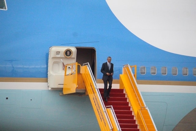 Tổng thống Obama bước xuống từ chuy&ecirc;n cơ Air Force