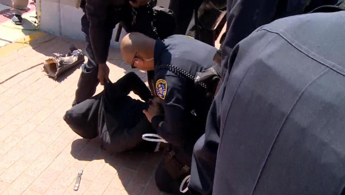 Cảnh s&aacute;t đ&atilde; bắt giữ &iacute;t nhất 12 người 