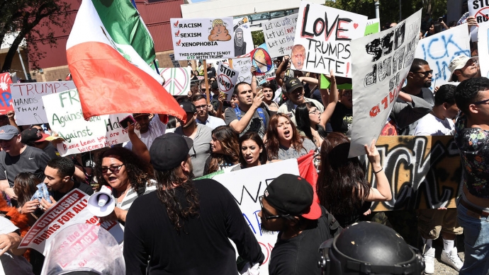 Đ&aacute;m đ&ocirc;ng người biểu t&igrave;nh phản đối ứng