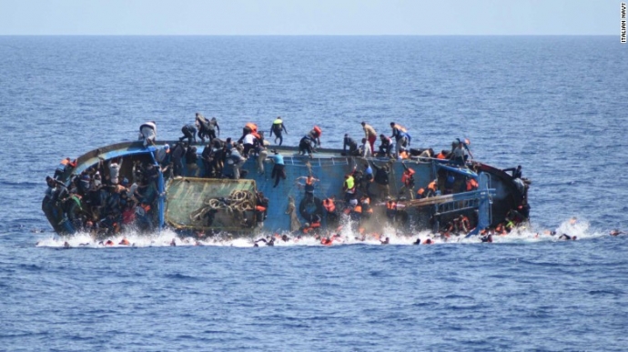 Con t&agrave;u tr&ecirc;n bị ch&igrave;m ngo&agrave;i khơi Libya ng&agrave;y 25.5. H