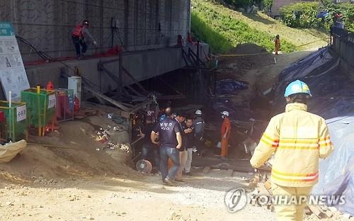Hiện trường vụ sập c&ocirc;ng trường x&acirc;y dựng t&agrave;u điện n