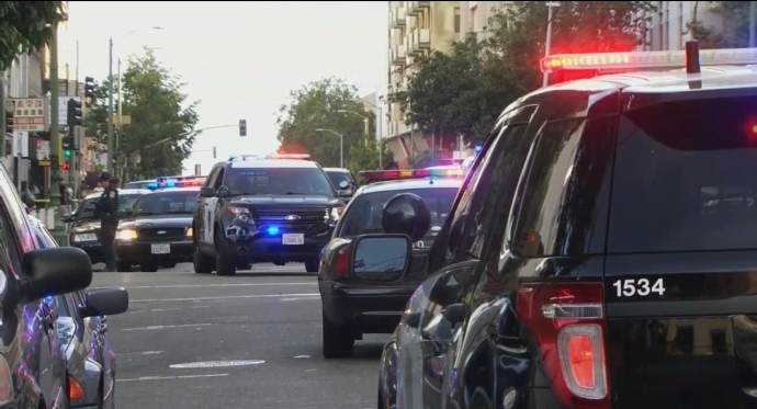 Cảnh s&aacute;t phong tỏa hiện trường vụ tấn c&ocirc;ng khiến 4