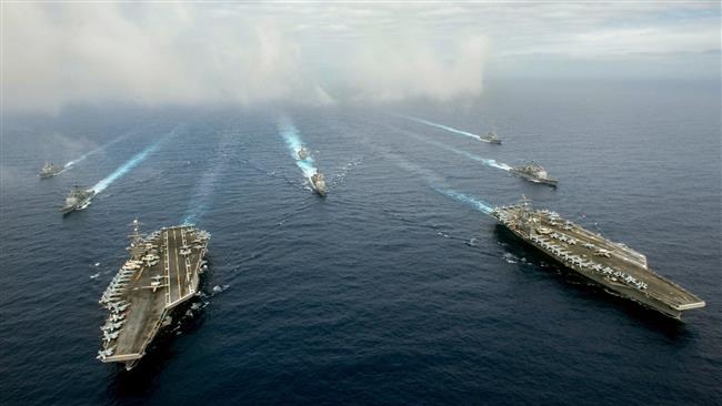 T&agrave;u s&acirc;n bay USS John C. Stennis (tr&aacute;i) c&ugrave;ng ca