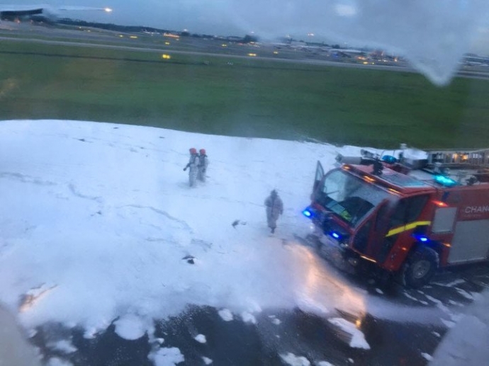 Cận cảnh dập tắt đám cháy trên máy bay 