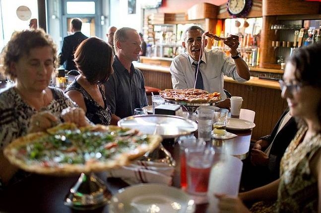 &Ocirc;ng Obama ăn pizza c&ugrave;ng một số người d&acirc;n viết thư 