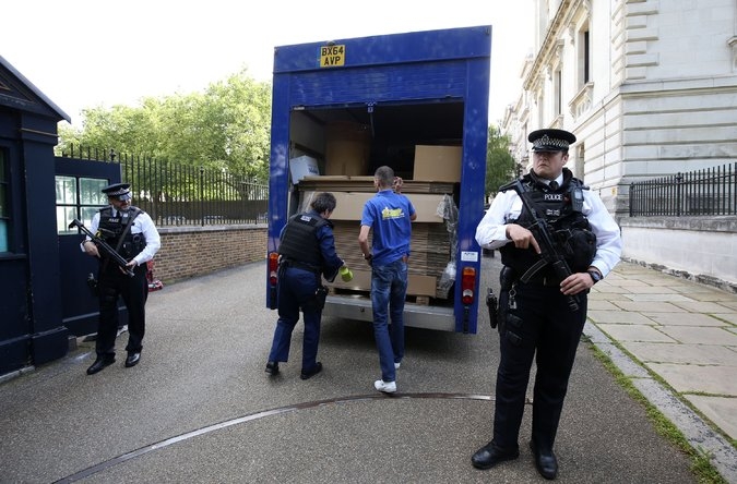 Xe chuyển đồ đang đóng gói, chuẩn bị vậ