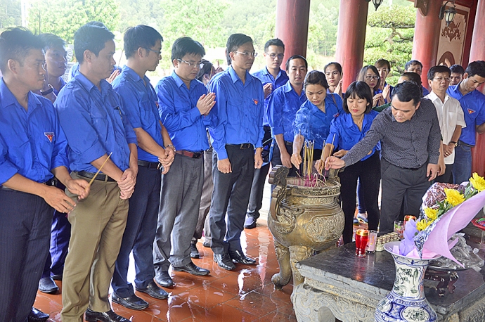 Đoàn thanh niên Bộ GTVT dâng hương tương 