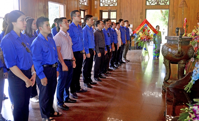 Đoàn viên thanh niên dâng hương tại quê no