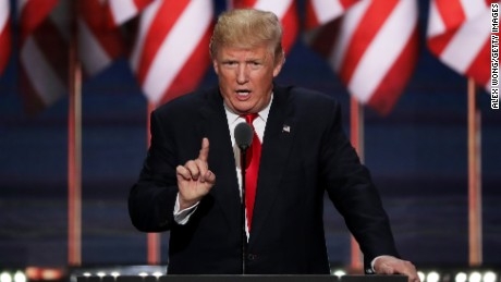 Donald Trump v&igrave; chỉ tr&iacute;ch, ch&ecirc; bai kh&aacute;ch sạn n&agrave;y t