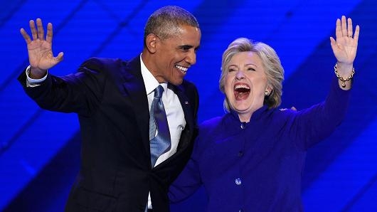 Ứng viên Hillary Clinton chạy ra ôm Tổng th