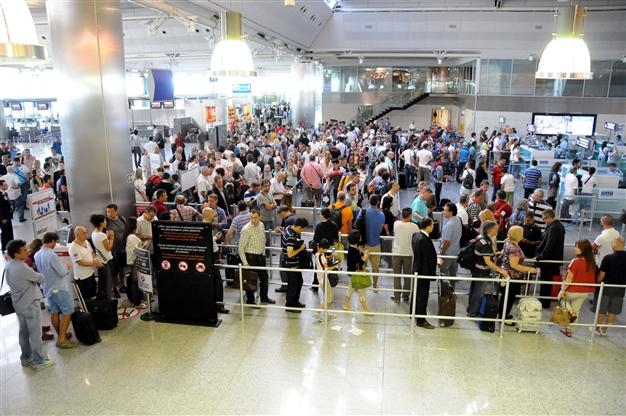 Hành khách chờ đợi hàng tiếng đồng hồ