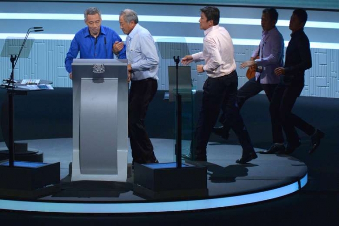 Ba Bộ trưởng c&ugrave;ng c&aacute;c nh&acirc;n vi&ecirc;n an ninh vội chạy l