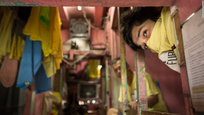 Một ph&ograve;ng 200m2 chứa tới 85 t&ugrave; nh&acirc;n