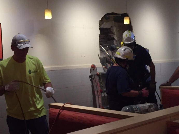 Đội cứu hộ phải đục xuy&ecirc;n tường để cứu ch&agrave;ng trai 