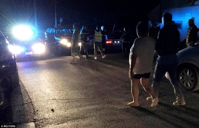 Người d&acirc;n nh&aacute;o nh&aacute;c chạy ra đường sau động đất