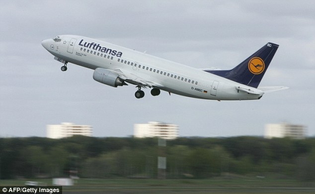 Một m&aacute;y bay của h&atilde;ng h&agrave;ng kh&ocirc;ng Lufthansa p