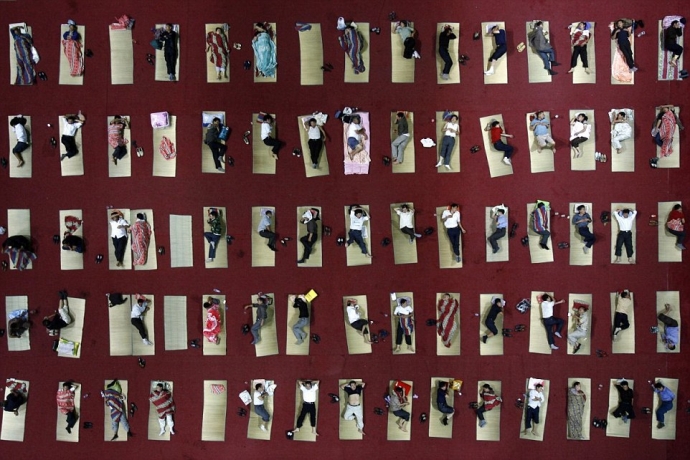 Sinh vi&ecirc;n tại Hồ Bắc rải chiếu ngủ tập thể trong p