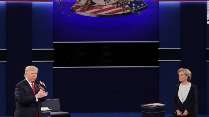 &Ocirc;ng Donald Trump trả lời c&acirc;u hỏi trong qu&aacute; 