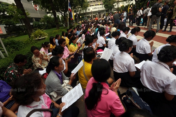 Khuôn viên bệnh viện chật ních người