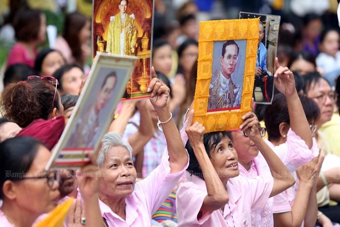 Người dân mang theo tranh ảnh của Nhà Vua 2